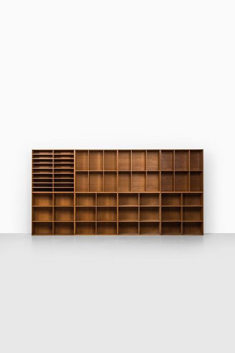 Wood Joinery Detail, Design Shelves, Details Furniture, Closet Wood, Trendy Closet, Joinery Details, Wood Furniture Design, Bookcase Design, Mid Century Scandinavian