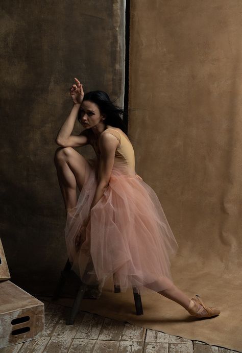 Dancer Photography, Ballet Studio, Ballerina Style, Ethereal Aesthetic, Shadow Photography, Skirt Maxi, Fine Art Portraits, Ballet Girls, Dance Photos