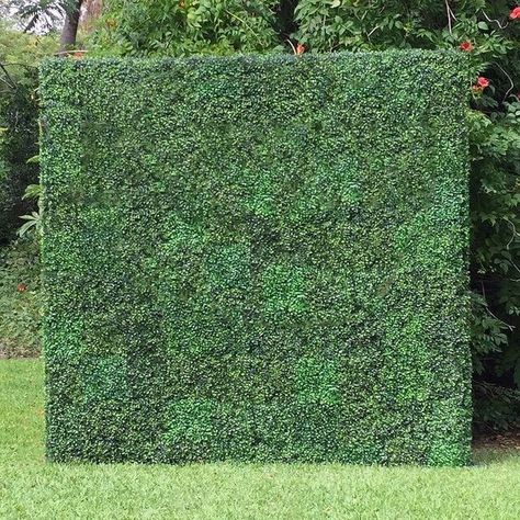 Greenery Privacy Screen, Small Rooftop Patio, Prom Dinner At Home Ideas, Faux Boxwood Wall, Faux Greenery Wall, Wall Of Greenery, Backdrop Business, Grass Wall Backdrop, Outdoor Cabinets