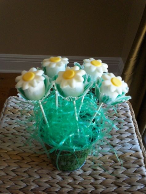 Daisy marshmallow pops Marshmallow Crafts, Marshmallow Treats, Oreo Truffles, Wedding Cake Recipe, Oreo Pops, Cake Pop Recipe, Marshmallow Pops, Cookie Pops, Valentine Cake