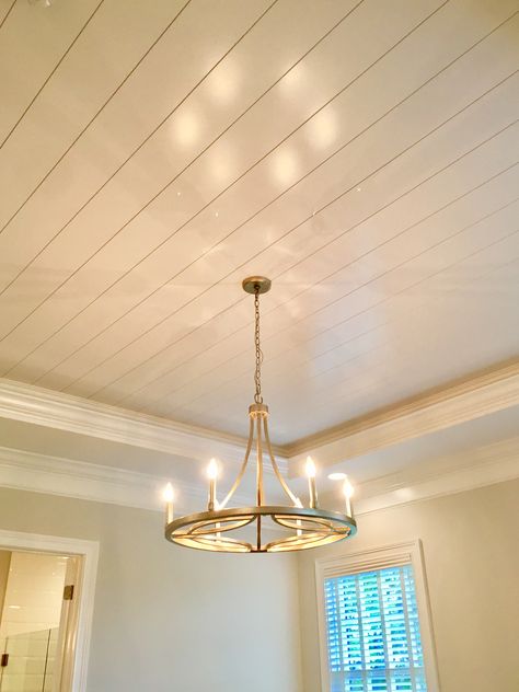 Shiplap ceiling with crown molding Shiplap Dining Room Ceiling, Shiplap Ceiling With Crown Molding, White Shiplap Ceiling Bedroom, Tray Ceiling With Shiplap, Shiplap Ceiling Bedroom, Shiplap Ceilings, Paneling Sheets, Foyer Ceiling, Kitchen Glam