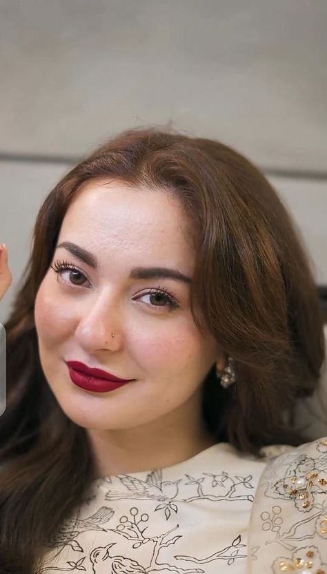 Hania Amir, Makeup Tut, Pakistani Actress, Without Makeup, Fashion Mistakes, Real Beauty, Blonde Beauty, 10 Pounds, Style Mistakes