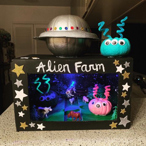 Ufo Pumpkin Decorating, Spaceship Pumpkin, Pumpkin Painting Funny, Ufo Pumpkin, Creative Pumpkin Decorating Contest, Cow Pumpkin Painting, Alien Pumpkin, Cow Pumpkin, Cow Paintings