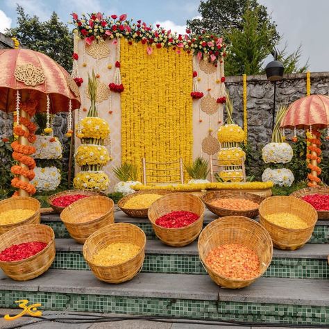 Haldi Decoration Ideas, Haldi Ceremony Decorations, Small Wedding Decor, Mehendi Decor Ideas, Haldi Decor, Wedding Setup, Wedding Decor Photos, Wedding Background Decoration, Wedding Entrance Decor