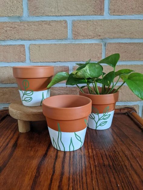 Painting Clay Mug Ideas, Planting Pot Painting Ideas, Diy Painting Terra Cotta Pots, Simple Terracotta Pot Painting, Easy Terracotta Pot Painting, Por Painting Ideas, Simple Flower Pot Painting, Cute Painted Pots Diy, Plant Pot Art Ideas