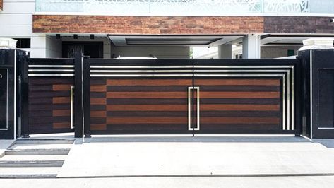 Compound Wall Gate Design Kerala, Latest Main Gate Design Entrance Iron Doors, Modern House Front Gate, House Main Gates Design Modern, Iron Gate Design Modern Entrance, Gate Design Modern Iron, Modern Iron Gate Designs, Modern Front Gate Design, Compound Wall Gate Design