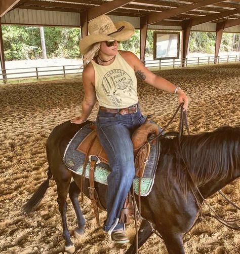 Western Rider Outfit, Rider Outfit, Foto Cowgirl, Bestie Pics, Rodeo Girls, Cowgirl Jeans, Rodeo Horses, Southern Outfits, Cowboy Girl