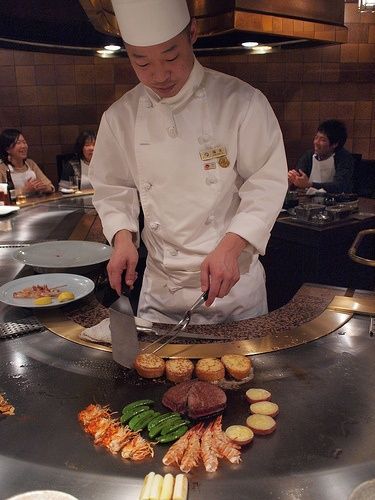 Would love to go to a place like this! Hibachi Chef, Hibachi Grill, Grill Time, Grill Restaurant, Japanese Chef, Japanese Restaurant, Cooking Art, A Chef, Chef Recipes