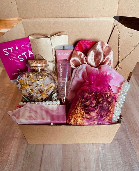 Selfcare  is such an important part of our daily life ,Get this to shower someone with love ,this gift box can be for you ,a friend ,or loved one .☺️🌸 𝐖𝐞𝐥𝐜𝐨𝐦𝐞 𝐭𝐨 𝐎𝐮𝐫 𝐥𝐢𝐭𝐭𝐥𝐞 𝐬𝐡𝐨𝐩 ,𝐈 𝐡𝐨𝐩𝐞 𝐲𝐨𝐮 𝐟𝐢𝐧𝐝 𝐲𝐨𝐮𝐫 𝐥𝐨𝐬𝐭 𝐭𝐫𝐞𝐚𝐬𝐮𝐫𝐞𝐬,𝐄𝐚𝐜𝐡 𝐁𝐨𝐱 𝐢𝐬 𝐦𝐚𝐝𝐞 𝐰𝐢𝐭𝐡 𝐂𝐚𝐫𝐞 ,𝐚𝐧𝐝 𝐥𝐨𝐯𝐞 ! 𝐃𝐄𝐓𝐀𝐈𝐋𝐒: 🌸1 Gift box 🌸Twine 🌸gift shred 🌸Gift tissue paper 🌸2 hair clips styles may vary 🌸2 Wild raspberry hibiscus 🌺 tea bags|Stash 🌸2 tea light candl Hygiene Gift Basket, Hair Clips Styles, Raspberry Hibiscus Tea, Feminine Self Care, Gift Tissue Paper, Calming Tea, Her Aesthetic, Care Pack, Light Candles