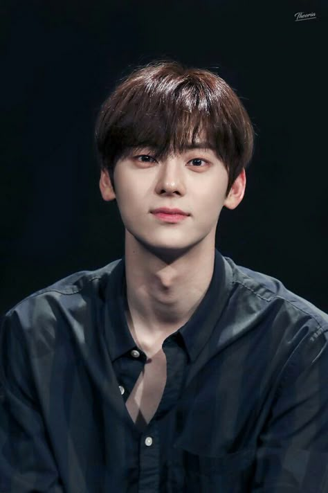 Hwang Min Hyun, Kim Young-dae, Min Hyun, 얼굴 드로잉, First Boyfriend, Hwang Minhyun, Boy Face, Hot Asian Men, Boy Idols