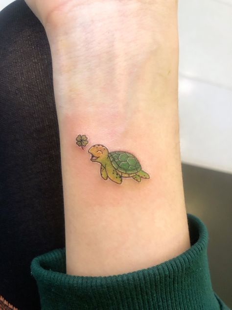 Just a girl who loves turtles :)) salty lil’ beach sometimes =)) Green Turtle Tattoo, Colored Turtle Tattoo, Turtle Tattoo Color, Turtle Ankle Tattoo, Fine Line Turtle Tattoo, Tattoo Tortuga, Simple Turtle Tattoo, Cute Turtle Tattoo, Turtle Quotes