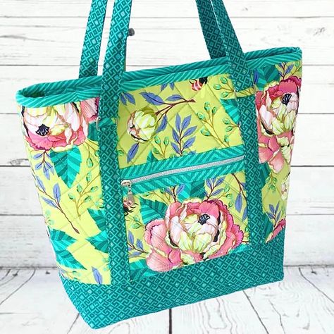 Sew Up a Beautiful Tote in Fabrics You Love - Quilting Digest Quilted Zipper Bags, Grocery Tote Bag Pattern Free, Quilted Tote Bag Patterns Free, Quilted Bag Patterns Free, Byannie Bags, Quilted Tote Bags Tutorial, Quilted Tote Bags Patterns, Quilters Bag, Quilted Purse Patterns