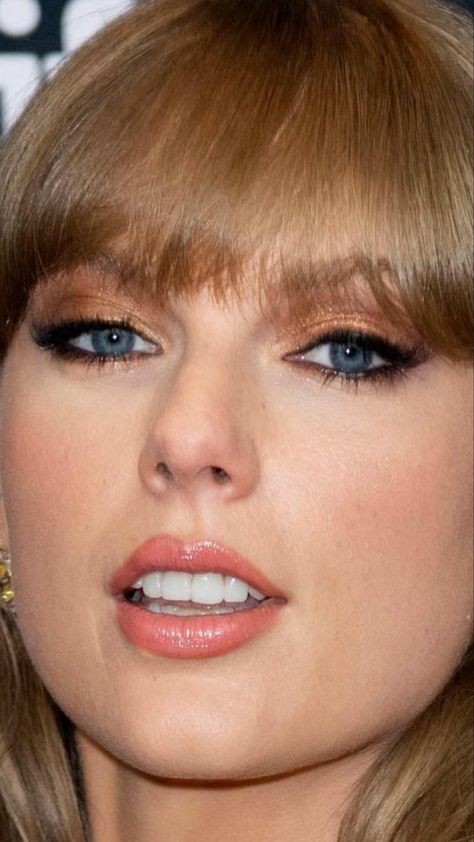 Taylor Swift Smokey Eye, Taylor Swift Close Up, Taylor Travis, Taylor Swift Eyes, Taylor Swift Makeup, Taylor Swift Photoshoot, Cyd Charisse, Taylor Swift Street Style, Jennifer Aniston Hair