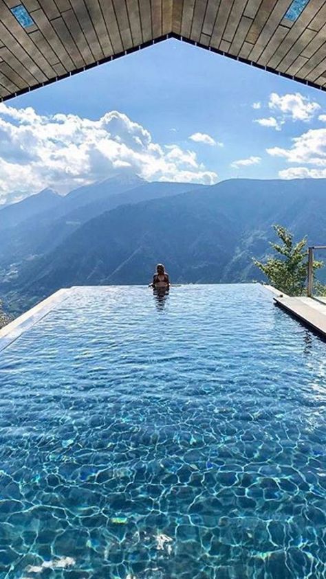 The MiraMonti Boutique Hotel infinity pool. Warm salt water fills the infinity pool that has views of the mountains and overlooks the city of Merano, Italy below. • https://www.hotel-miramonti.com/en/relax/infinity-pool.html • http://www.whitelinehotels.com/hotels/italy/south-tyrol/avelengo/miramonti-boutique-hotel Miramonti Boutique Hotel, Amazing Swimming Pools, Luxury Pools, Dream Pools, Swimming Pool Designs, Italy Photo, Outdoor Swimming, Infinity Pool, Cool Pools