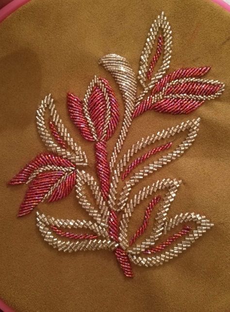 Zardozi Embroidery Designs Pattern, Gold Work Embroidery, Embroidery Lessons, Hand Beaded Embroidery, Simple Embroidery Designs, Motifs Perler, Diy Embroidery Designs, Bead Embroidery Tutorial, Hand Embroidery Patterns Flowers