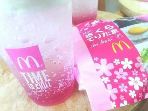 America! Why you no McDonalds ike Japan?! Mcdonald's Aesthetic, Mcdonalds Recipes, Mc Do, Princess Food, Pink Backgrounds, Pink Foods, Food Pics, Japan Aesthetic, Cherry Blossom Tree