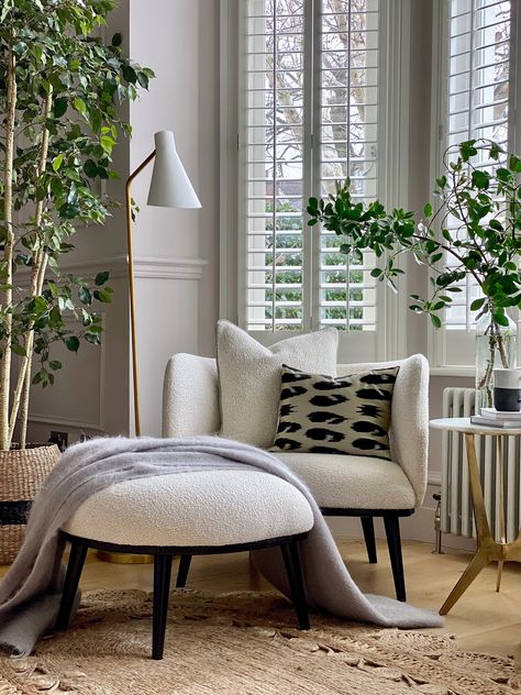 Study Bay Window, Front Room Bay Window, Bay Window Play Area, Console Table In Bay Window, Lounge Window Ideas, Bay Window Chair Ideas, Bay Window In Bedroom Ideas, Square Bay Window Seat, Window Chair Ideas