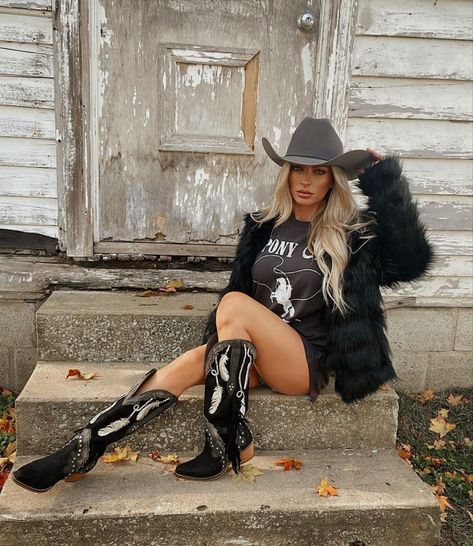 Hat And Boots Outfit, Holly Stocks, Gig Outfit, Rodeo Chic, Cowgirl Photo, 30 Outfits, Prom Dresses With Pockets, Estilo Country, Nashville Outfits