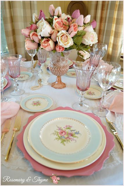 #tablescapes, #tablesettings, #mesalinda, #mesaposta, #romantictables, #antiques, #vintagechina, #homerlaughlin, #roses, #feminine, #romantic, #entertaining, #delicate, #Tabl… Elegant Brunch Table Setting, French Tablescapes, Pretty Table Settings, Rosemary And Thyme, Celebrating Friendship, Vintage Table Linens, Beautiful Tablescapes, Shabby Chic Table, Gold Flatware