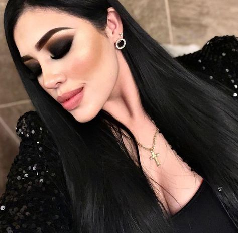 Buchona Makeup Looks, Narco Wife, Buchón Party, Makeup Buchifresa, Narco Wife Aesthetic, Buchona Makeup, Buchona Vibes, Claudia Ochoa, Dark Smokey Eye Makeup