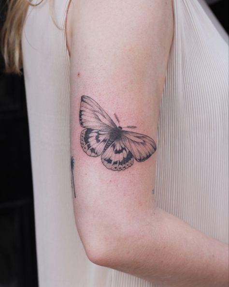 Owl Moth Tattoo, Tattoos Abstract, Realistic Butterfly Tattoo, Tattoos Japanese, Tattoos Watercolor, Moth Tattoo Design, Tattoos Traditional, Abstract Tattoos, Maori Tattoos