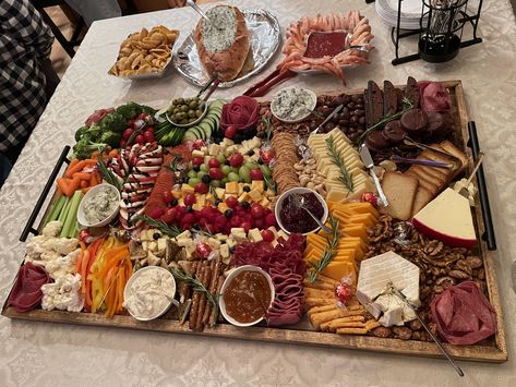 Turn your next dinner party into a feast for the eyes with our handcrafted wooden charcuterie board. Designed to impress, this large charcuterie board is made from beautiful natural wood and features sleek black handles for easy serving and transport. Beautifully handcrafted from natural wood with black metal handles Large size provides ample space for cheeses, cured meats, fruits, nuts and more Durable and long-lasting for years of charcuterie enjoyment Elegant presentation elevates any gatheri Charcuterie Board Ideen, Party Food Bar, Wood Charcuterie Board, Pawleys Island Sc, Charcuterie Spread, Cheese Course, Elegant Presentation, Charcuterie Recipes, Pawleys Island