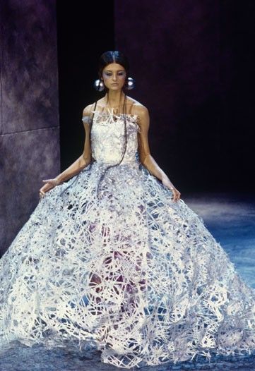 Givenchy Couture Fall 2000. Photo by WWD Staff Spider Dress, Alexander Mcqueen Savage Beauty, Givenchy Couture, Julien Macdonald, Futuristic Fashion, John Galliano, Beautiful Gowns, Contemporary Fashion, Fashion Details