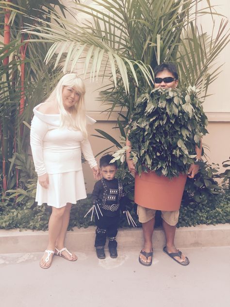 Edward Scissorhand family Halloween costume. DIY #halloweencostumes Family Halloween Costume, Costume Diy, Family Halloween Costumes, Family Halloween, Halloween Costume, Halloween Costumes, Halloween