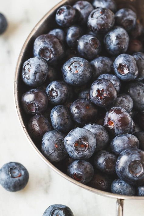 Blueberry Pineapple Smoothie - A sweet and fresh smoothie to grab when you think you may miss eating your daily serving of fresh fruits! Blueberry Pineapple Smoothie, Fresh Fruit Smoothie Recipes, Blueberries Fruit, Pineapple Smoothie Recipes, Fresh Fruit Smoothies, Fresh Smoothies, Blueberry Fruit, Smoothie Cup, Rainbow Food