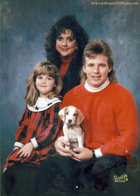 90s Portraits, Awkward Portraits, Family Photo Funny, Awkward Family Photos Christmas, Awkward Family Pictures, Photo With Celebrity, Awkward Family Christmas, Funny Photoshoot Ideas, Family Photos Christmas