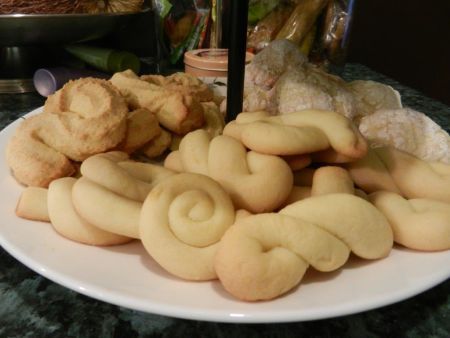 Portuguese Dry Rings (Rosquilbas Secas) Portuguese Biscoitos Recipe, Portuguese Cookies, Twist Cookies, South Korean Food, Alcoholic Desserts, Portuguese Desserts, Portuguese Cuisine, Portuguese Food, Korean Street Food