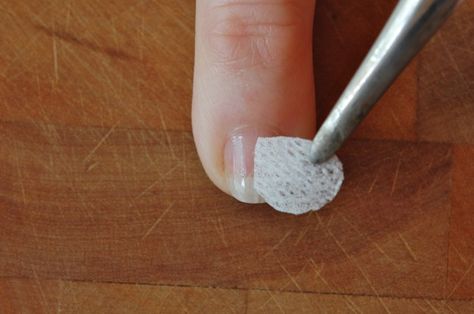 Broken Toenail, Diy Nail Care, Nail At Home, Fix Broken Nail, Diy Wellness, Split Nails, Broken Finger, Nail Care Diy, Fiberglass Nails