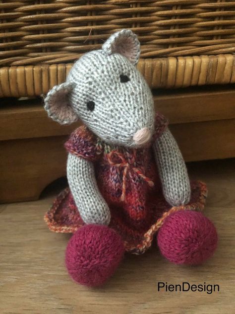 PienDesignCreations: Patroon Muis Misty Little Mouse, Knitted Animals, Soft Toys, Knitted Toys, Crochet Crafts, Soft Toy, Baby Knitting, 20 Cm, Crochet Hats