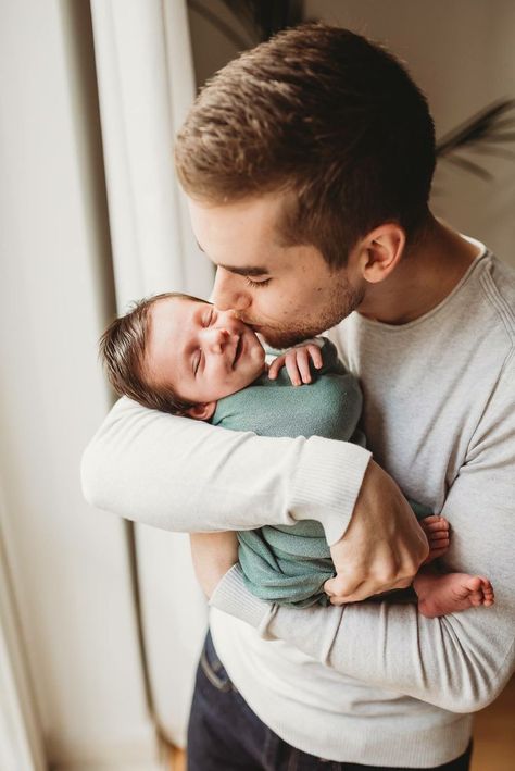 Newborn And Daddy Pictures, Newborn Family Photos, Newborn Baby Photoshoot, Newborn Baby Photos, Baby Blog, Dad Baby, Foto Baby, Foto Tips, Newborn Shoot