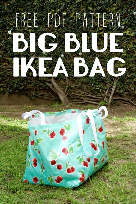 This free sewing pattern is the “Big Blue IKEA Bag”.  Thanks to Miss Make for sharing it. Diy Sac Pochette, Ikea Bag, Tote Bag Pattern Free, Free Pdf Sewing Patterns, Sewing Purses, Sewing Projects For Beginners, Purim, Tote Bag Pattern, Fabric Bags