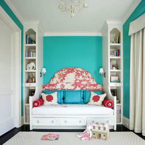 Don't you just want to grab a book from these shelves and curl up and read in that cozy daybed? Pretty Headboard, Built In Daybed, Bedroom Decorating Tips, Bedroom Turquoise, Blue Accent Walls, Headboard Decor, Viria, Big Girl Rooms