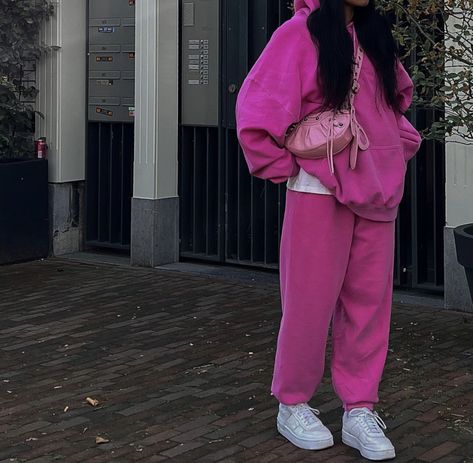 Pink Hoodie And Sweatpants, Pink Hoddies Outfits Ideas, How To Style Pink Sweatpants, College Outfits Uk, Lisa Onuoha, Hoddies Outfits, Hoodie Outfits, College Outfits Summer, Girl Sweat