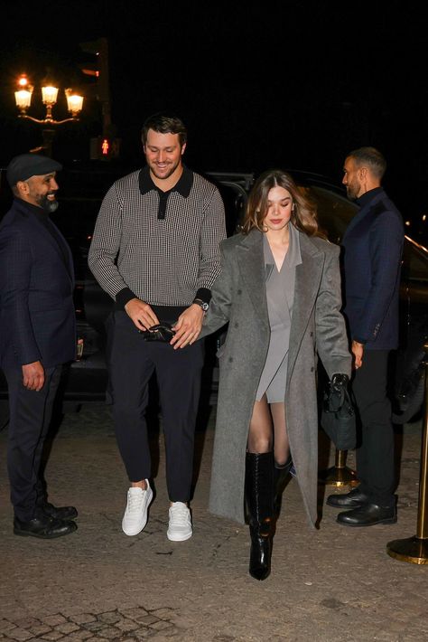 (25) "Hailee Steinfeld" - Search / X Buffalo Bills Stuff, Hailee Steinfeld Style, Dark Grey Coat, Football Couples, Pitch Perfect 2, Dinner In Paris, Josh Allen, Pitch Perfect, Hailee Steinfeld