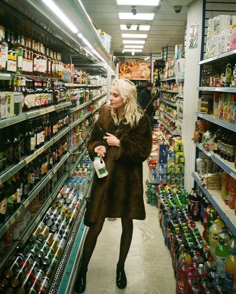 Ellie Rowsell (@ellieciararowsell) • Instagram photos and videos Alt Hippie, Ellie Rowsell, Wolf Alice, Jenny Lewis, Debbie Harry, Hayley Williams, Best Albums, Light Music, Nov 6