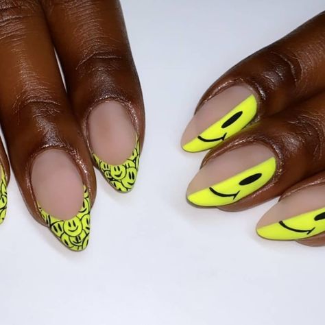 Hidden Jewels In The Nail Game on Instagram: “#ManiMonday! Don't worry be happy!! Make it a great day. Nail inspo: @nailsbycookiee 😍💅🏿💚 #CreatorShoutOut #NailArtistShoutOut” Smiley Faces Nails, Pizza Nails, Dice Nails, Happy Face Nails, Smiley Nails, Smiley Face Nails, Face Nails, Don't Worry Be Happy, Dream Nails