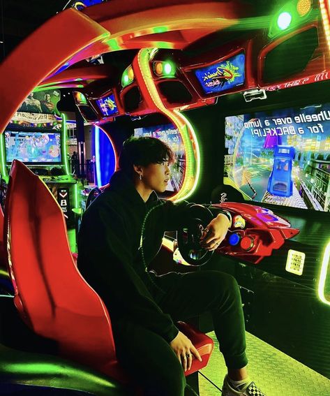 Arcade Date Couple, Arcade Photoshoot Men, Video Game Photoshoot, Arcade Picture Ideas, Arcade Portraits, Arcade Photoshoot Aesthetic, Pose Yearbook, Arcade Pictures, Arcade Photoshoot