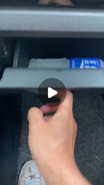 聪哥说车 on Instagram: "One trick to teach you how to make your car as comfortable as an air-conditioned room!#cars #carknowledge #carguy #fyp #viral #tips #driving #instagram #foryou" Emergency Hacks, Car Knowledge, Car Finds, Car Life Hacks, Car Comfort, Driving Tips, Car Cleaning Hacks, Everyday Hacks, Car Hacks