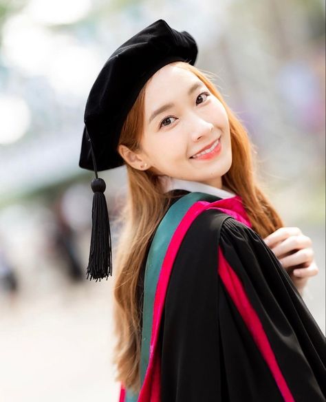 Graduation Photography Poses, Graduation Picture Poses, Grad Photoshoot, Graduation Gown, Graduation Photography, Graduation Photoshoot, Single Girl, Graduation Photos, Graduation Pictures