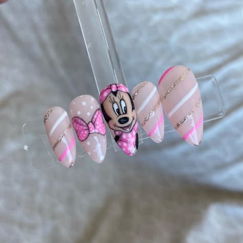 Ongles press on nails minnie disney Minnie Nails, Minnie Mouse Nail Art, Animation Nails, Disneyland Nails, Cartoon Nail Designs, Mickey Mouse Nails, Disney Acrylic Nails, Minnie Mouse Nails, Unghie Nail Art