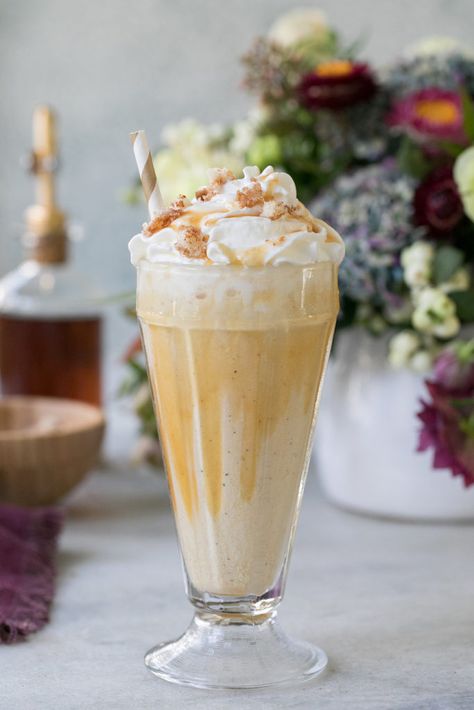 This easy Caramel Milkshake is so delicious and only needs three ingredients! Quick to whip up, the vanilla and coffee work so well together too! If you like a sweet, smooth and creamy shake, give this a twirl! #Coffee #Milkshake #Caramel #Recipe #Dessert Coffee Milkshake Recipe, Caramel Milkshake, Yummy Milkshake Recipes, Cookie Milkshake, Chocolate Chip Cookie Pie, Caramel Recipe, Coffee Milkshake, Easy Caramel, Recipe Dessert