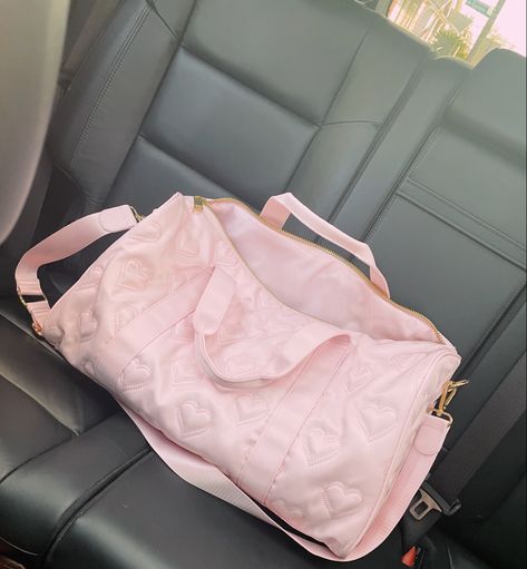 Pink Duffel Bag Aesthetic, Pink Gym Bag Aesthetic, Pink Sports Aesthetic, Duffel Bag Aesthetic, Cute Duffel Bags, Duffle Bag Aesthetic, Gym Bag Aesthetic, Cute Duffle Bag, Cute Gym Bag