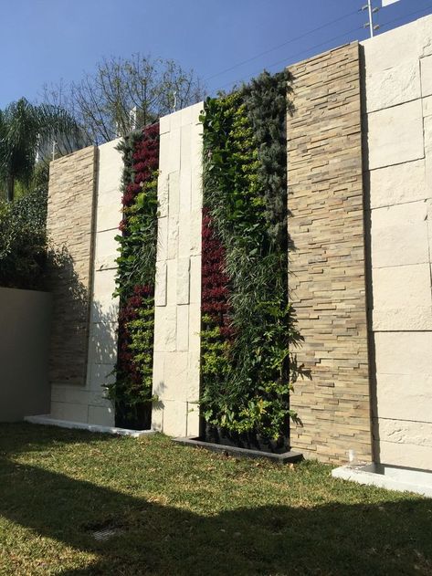 Green Wall Garden Outdoor, Vertical Green Wall Outdoor, Wall Fence Design, Vertical Vegetable Garden Design, Garden Wall Fence, Building A Garden, Green Wall Garden, Fence Backyard, Vertical Green Wall