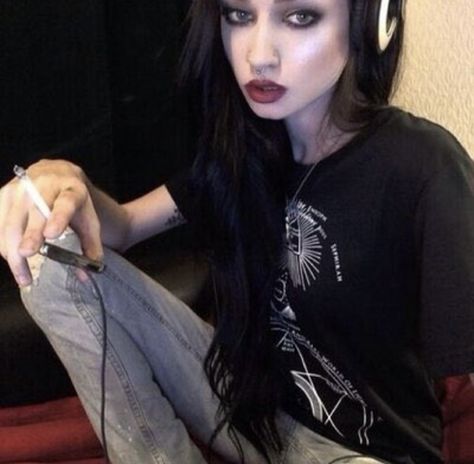 Felice Fawn, Edgy Wallpaper, Pretty Hairstyles, Aesthetic Fashion, Black Hair, Makeup Looks, Not Found, Fashion Outfits, T Shirts For Women