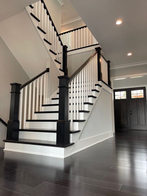 Black And White Hand Railing, Modern Black And White Staircase, House Stairs Design Luxury, Black And White Stairs With Wood Floors, Black And White Staircase Ideas, Black Treads White Risers, Black Stairs White Risers, Black And White Wood Stairs, Black Banister Ideas