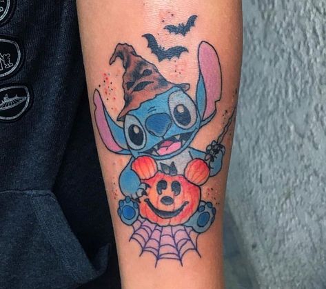 Disney Stitch Tattoo, Halloween Sleeve, Lilo And Stitch Tattoo, Cute Halloween Tattoos, Disney Tattoo Ideas, Tattoos Disney, Ohana Tattoo, Disney Sleeve Tattoos, Halloween Stitch